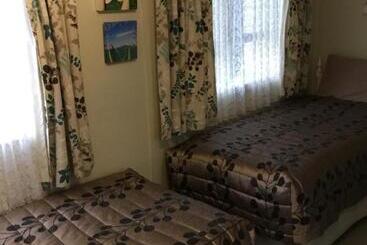 민박 Waitomo Caves Guest Lodge