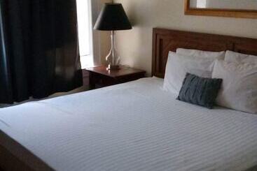 هتل Mclure Inn And Suites