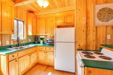 קוטג'' Lake Keowee Access: Idyllic Six Mile Cabin!