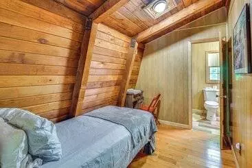 Mökkimajoitus Pet Friendly Lavonia Cabin, Walk To Lake Hartwell!