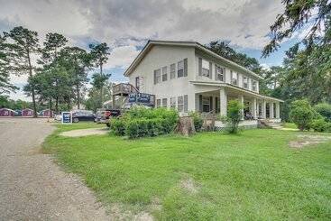 Vakantiehuisje Pet Friendly Picayune Tiny Home Near Space Center!