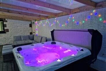 Residência Kildonan House Village Centre Sleep 8 With Hot Tub