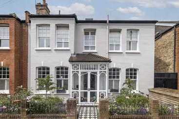 Residencia London Charm On Connaught Avenue