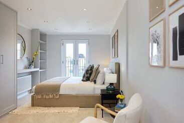 Сельский дом The Roehampton Place   Elegant 5bdr House With Garden + Parking