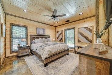 بيت ريفى Upscale Broken Bow Cabin: Hot Tub & Fishing Pond!