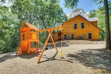 Vakantiehuisje Upscale Broken Bow Cabin: Hot Tub & Fishing Pond!