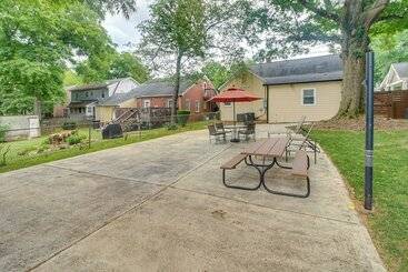 کلبه Charlotte Home W/ Yard   Near Spectrum Center!