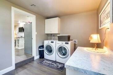 بيت ريفى Modern Farmhouse In Belle Plaine W/ Covered Porch!