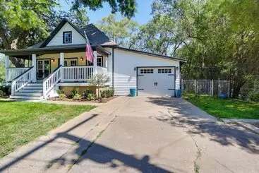 コテージ Modern Farmhouse In Belle Plaine W/ Covered Porch!