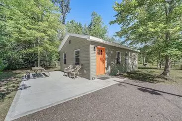 Mökkimajoitus Fire Pit & Patio: Pet Friendly Cabin In Idlewild!