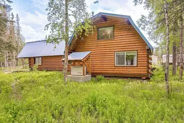 کلبه Roomy Log Cabin W/ Hot Tub, Walk To Kenai River!
