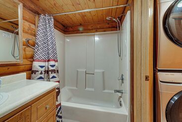 کلبه Roomy Log Cabin W/ Hot Tub, Walk To Kenai River!