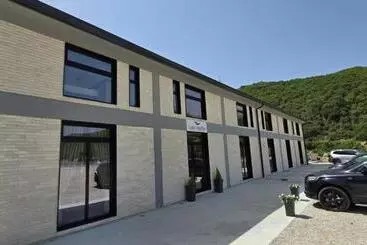 Lumi I Bardhe Hotel & Restaurant