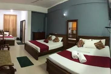 Hotel Yal S Town Inn