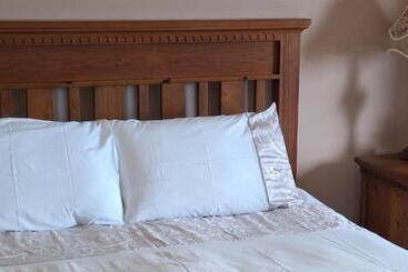 Bed and Breakfast Ballnamona House