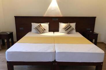 Hotel Sababa Surf Cafe Whiskey Point