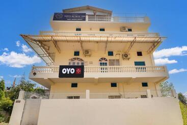 Fabhotel White Retreat Inn