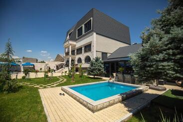 Ketrin Hotel Restaurant