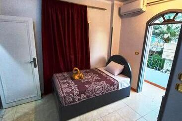 پانسیون Pauline Guest House