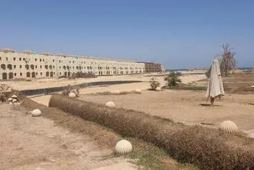 استراحتگاه لاسرينا بالم بيتش مرحلة خورشيد لاند سكيب غير مكتمل للايجار اليومي او الشهري او السنوي