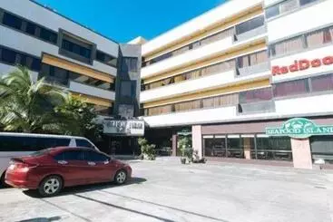 Hôtel Reddoorz Plus @ Holiday Plaza Tuguegarao City