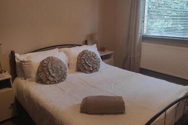 Pensjonat Retreat By The Feale