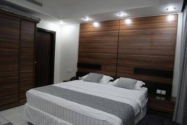 アパートホテル Alagneha Almokmalia   Alslamah