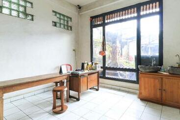 Halaman Depan Hostel