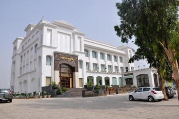 Deventure Hotel, Karnal