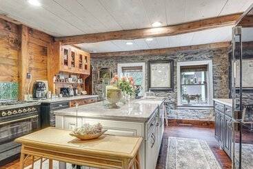 Steps To Delaware Canal: Enchanting Stone Cottage!