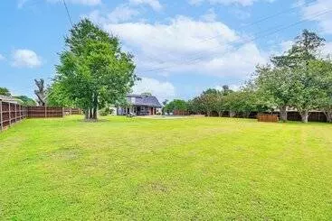 Mökkimajoitus Fire Pit + Sauna: Spacious Lake Texoma Retreat!