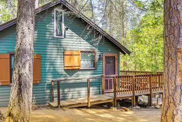 Mökkimajoitus California Mountain Cabin W/ Lake Access & Deck!