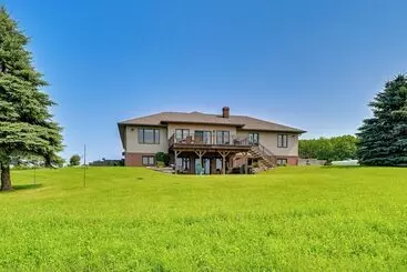 Mökkimajoitus Hoheland Ranch  On 185 Acres W/ Deck + Views!