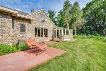 Picturesque Lake Elmo Cottage W/ Barn & Fire Pits!