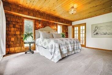 Picturesque Lake Elmo Cottage W/ Barn & Fire Pits!