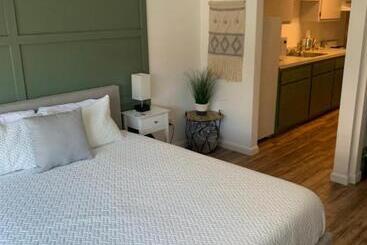 The Brooks Hotel Restaurant And Lounge