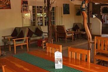 تختخواب و صبحانه Kara Tunga Safari Camp