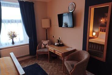 בית מלון כפרי The Renishaw Rooms