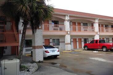 فندق على الطريق Executive Inn & Suites