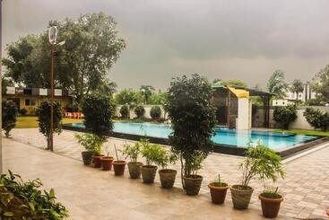 Solitaire Hotel And Resorts