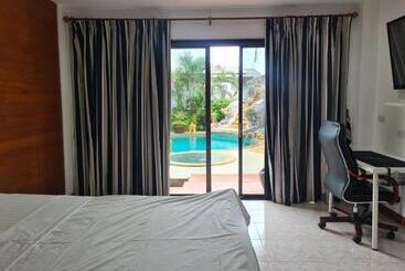 Hotelli Poo Villa Rawai