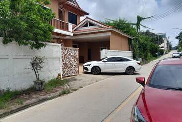 Hotelli Poo Villa Rawai