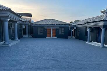 פנסיון Nyakhosi Guest House