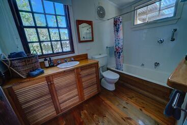 تختخواب و صبحانه Cherry Plum Cottages