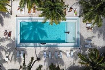 בית מלון כפרי The Loop Beach Resort