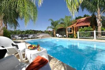 צימר אצולת הכנרת 4 בקתות מהממות עם ג קוזי פרטי ובריכה משותפת ליד הכנרת