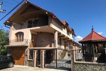 민박 La Conac Complex Deluxe Targu Jiu