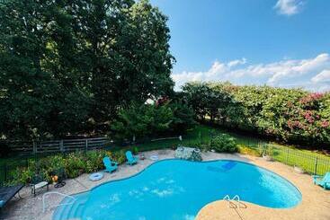 بنسيون Countryside Carriage House With Pool