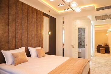 Hotel Reikartz Qarshi