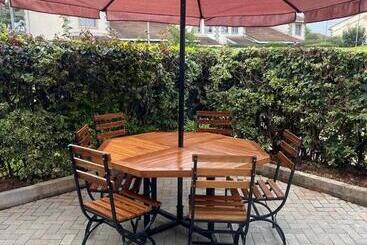 تختخواب و صبحانه Saruni Homes